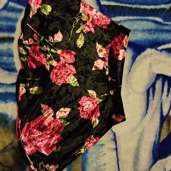 Floral design black mini skirt - Picture 3 of 3